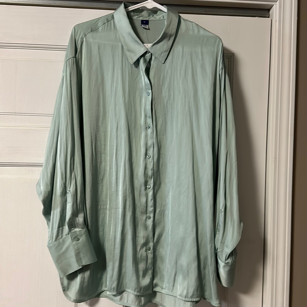 Old Navy Women’s Silk button up new with tags